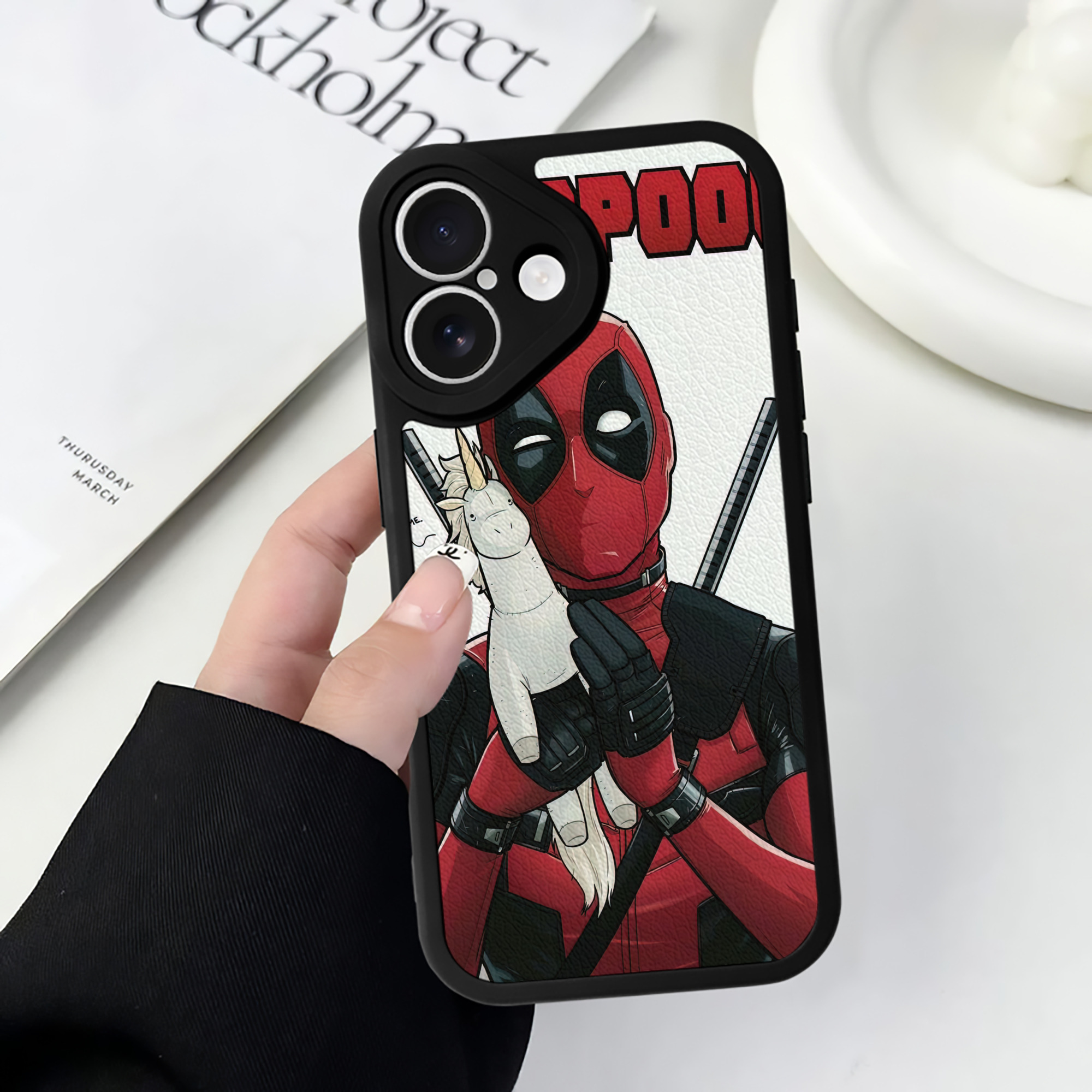 （画像用） Deadpool デッドプール 【iPhone 16シリーズ対応】シリコンスマホケース（レザー調） 材質：シリコン